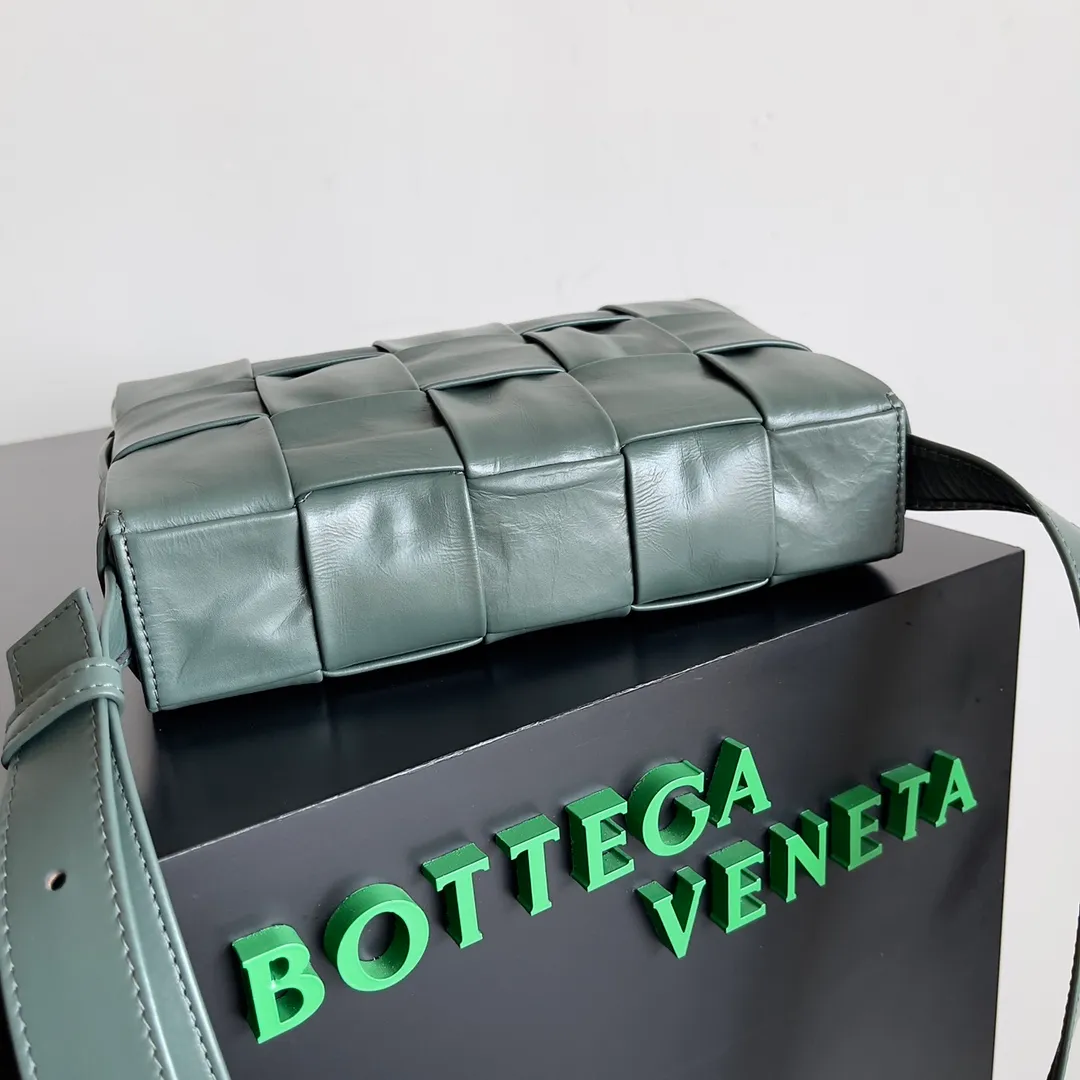 Batch 1680 𝒃𝒐𝒕𝒕𝒆𝒈𝒂 𝒗𝒆𝒏𝒆𝒕𝒂-New style 𝒄𝒂𝒔𝒔𝒆𝒕𝒕𝒆 The new cassette is really for both men and women🉑️, the leather surface is changed from lamb to waxed calfskin, the gloss is💯, the shoulder straps are matched with classic triangle elements, exquisite and fashionable, a street photography artifact (ps: super practical‼️)🌈Only the highest-end in the market, welcome to compare🆚 Size: 23*15*5cm.      Model: 667298